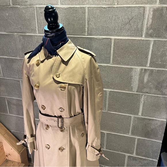 Burberry trench coat. - Picture 3 of 16
